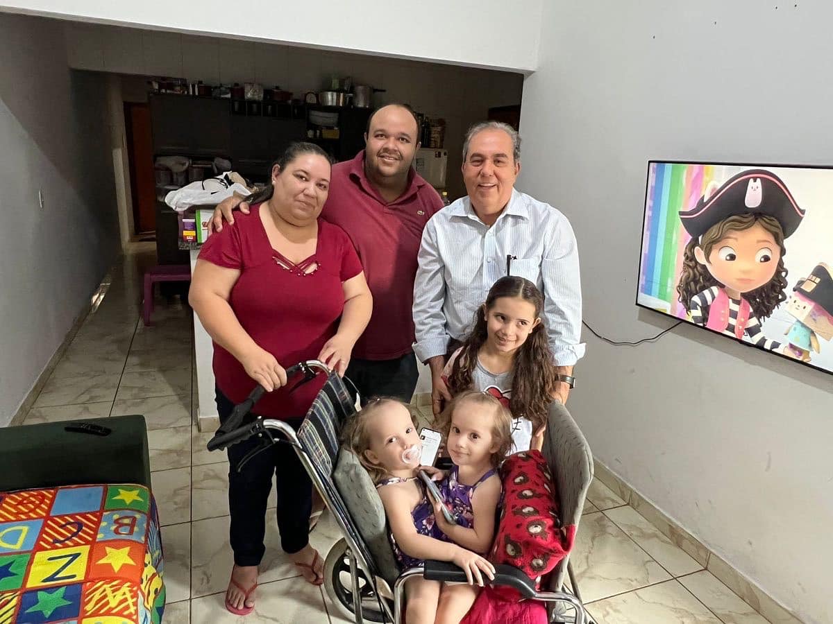 Na foto os genitores: Waldirene Carmelita do Prado, Fernando e a outra irmãzinha, Carla Prado e o Prefeito de Morrinhos Joaquim Gulherme