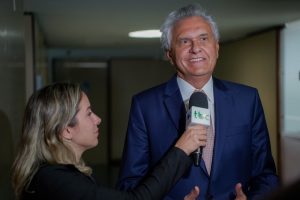 Ronaldo Caiado concede entrevistas em Brasília; Governador passou o dia no Congresso Nacional reunido com líderes do União Brasil para discutir a votação da Reforma Tributária