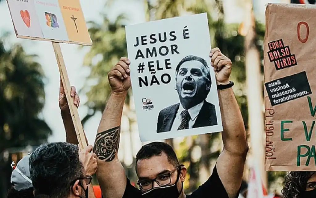 Placa com critica a igreja bolsonariana - @Reprodução